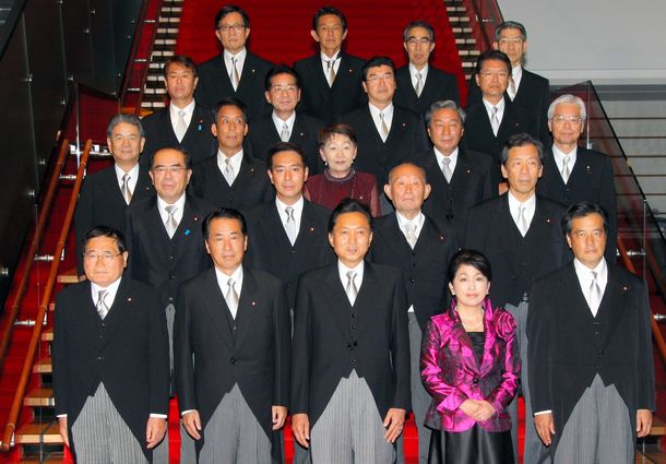 政権交代を果たして発足した鳩山由紀夫内閣。首相官邸で記念撮影=2009年9月16日
