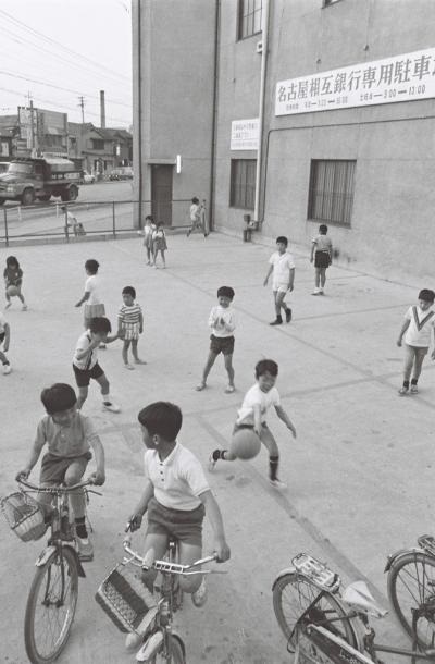 写真・図版 : 空き地の減少に伴い、銀行が業務時間外の駐車場を子どもの遊び場に提供したこともあったが…=1970年、名古屋市