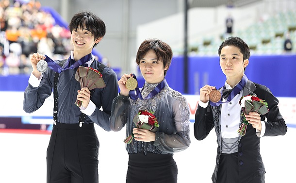 フィギュアスケート全日本選手権の男子シングルで優勝した宇野昌磨(中央)、2位の島田高志郎(左)、3位の友野一希＝2022年12月25日
