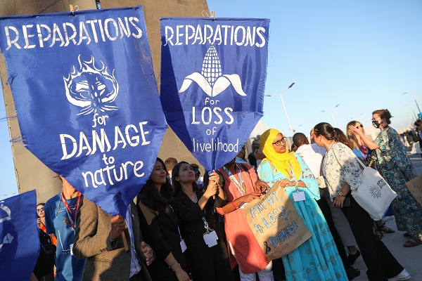 COP27の会場で、Reparation（賠償）を要求する人たち＝エジプト・シャルムエルシェイク