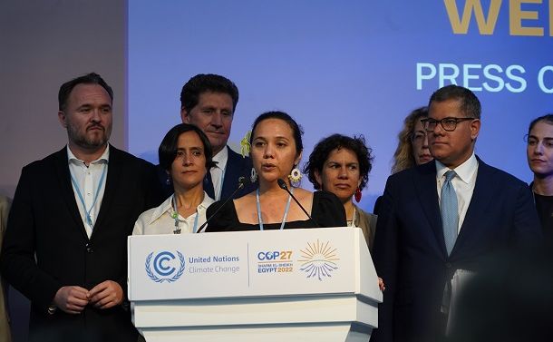 写真・図版 : COP27の会場で、排出量の削減目標をより高めることなどを求めて会見するマーシャル諸島など野心連合のメンバー＝2022年11月、エジプト・シャルムエルシェイク 
