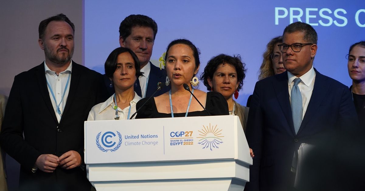 写真・図版 : COP27の会場で、排出量の削減目標をより高めることなどを求めて会見するマーシャル諸島など野心連合のメンバー＝2022年11月、エジプト・シャルムエルシェイク 