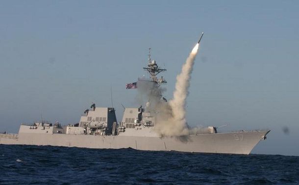 写真・図版 : 艦船から発射されるトマホーク。来年度予算案に購入のための経費がついた＝米海軍のホームページから