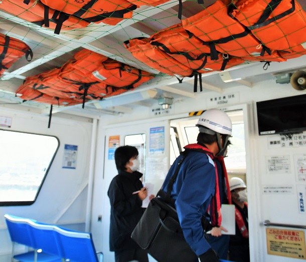 旅客船の客席の天井に備えてある救命胴衣＝２０２２年５月２日午前９時６分、和歌山市加太