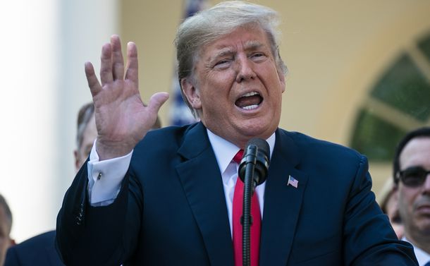 写真・図版 : ホワイトハウスのローズガーデンで演説するトランプ米大統領（当時）＝2018年10月1日、ワシントン