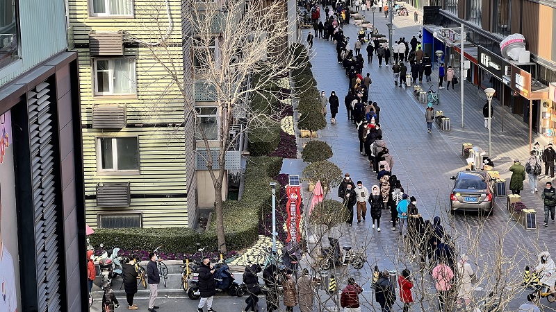 写真・図版 : ＰＣＲ検査のために並ぶ人々＝2022年12月3日、北京市中心部