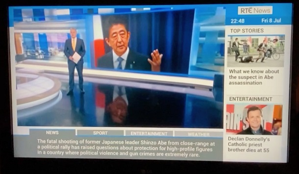 写真・図版 : 安倍氏の事件を伝えるアイルランドの公共放送RTEのニュース画面