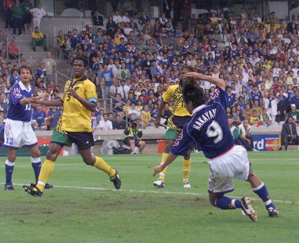 Ｗ杯フランス大会１次リーグのジャマイカ戦で、日本のＷ杯初ゴールを決めた中山雅史（右端）＝１９９８年６月２６日、仏リヨン