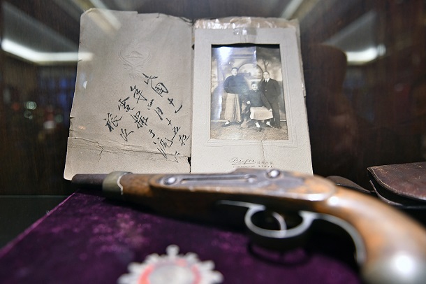 ロビーのガラスケースには三鑫公司時代の拳銃が堂々と展示されていた=撮影・関根虎洸