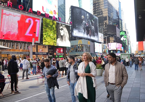 観光客でにぎわう米ニューヨークのタイムズスクエア。ほとんどの人々がマスクを着けずに歩いていた＝２０２２年１０月