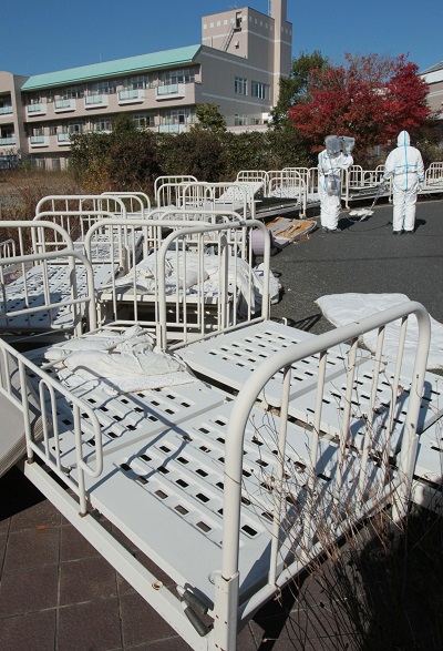 双葉病院の敷地には、入院患者を避難させるため外に運び出されたベッドがそのまま残されていた＝ 2011年11月16日 、福島県大熊町 