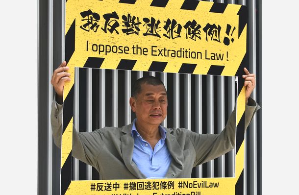 写真・図版 : 香港国家安全維持法違反容疑で逮捕、起訴されたアップルデイリー創業者の黎智英氏＝2019年6月8日、香港