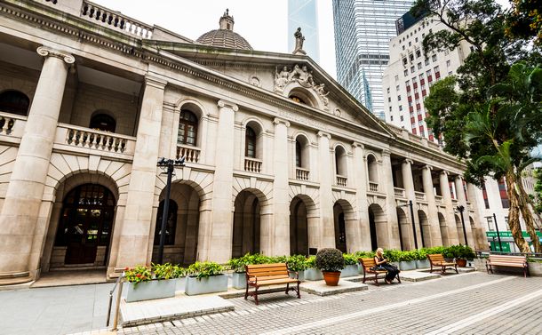 写真・図版 : 香港の最高裁にあたる終審法院＝Jack Hong/Shutterstock.com