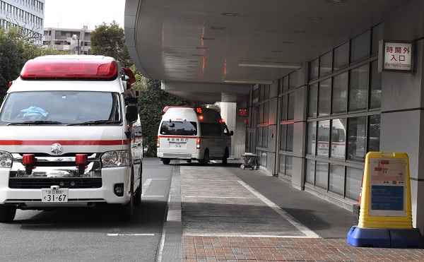 写真・図版 : 病院の救急初診室に救急患者の搬送が相次いだ＝2022年1月24日、東京・新宿の国立国際医療研究センター