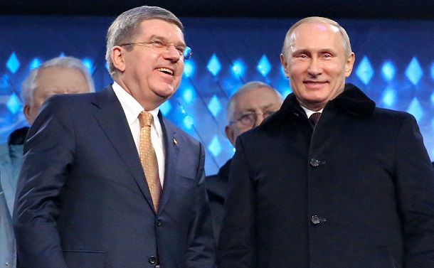 ソチ五輪の開会式で笑顔を見せるロシアのプーチン大統領(右)とIOC(国際オリンピック委員会)のバッハ会長＝2014年2月7日