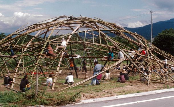 写真・図版 : 建築ワークショップ「竹のドーム」＝1993年（市原湖畔美術館提供）
