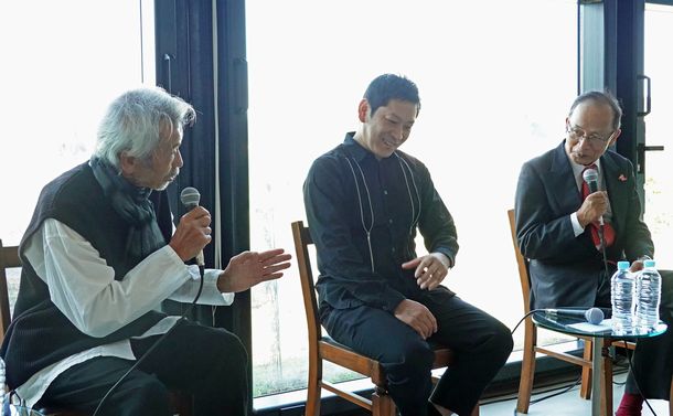 写真・図版 : シンポジウムで田中泯（左）と話す名和晃平さん（中央）＝2022年10月29日、千葉県市原市 