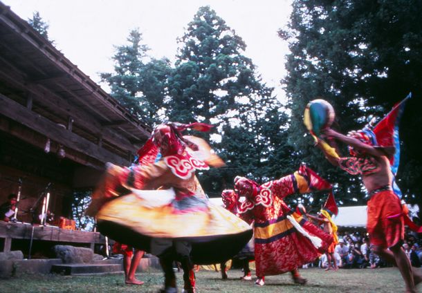 写真・図版 : ブータン仮面舞踊団＝1989年（市原湖畔美術館提供）