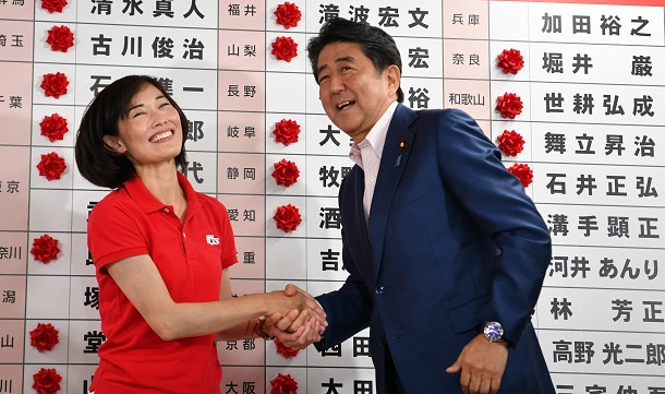 当選した丸川珠代氏（左）と握手する安倍晋三首相＝２０１９年７月２１日