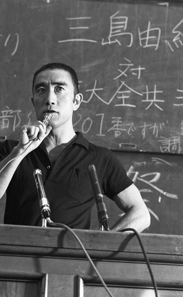 写真・図版 : 東大全共闘と討論する三島由紀夫　©SHINCHOSHA