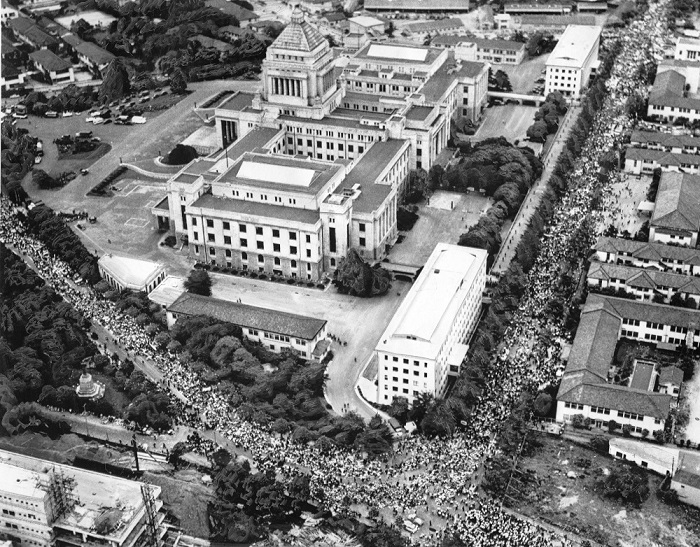 国会議事堂を取り巻くデモの参加者たち＝1960年6月11日