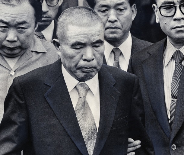 ロッキード事件裁判の初公判後、東京地裁を出る児玉誉士夫＝1977年6月2日  