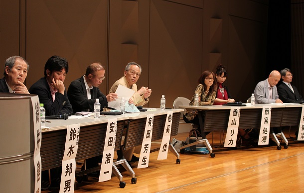 ヘイトスピーチ規制をめぐる議論に参加する鈴木邦男さん。左派やリベラルの論客とも積極的に交流、議論した＝2015年6月11日、東京都文京区