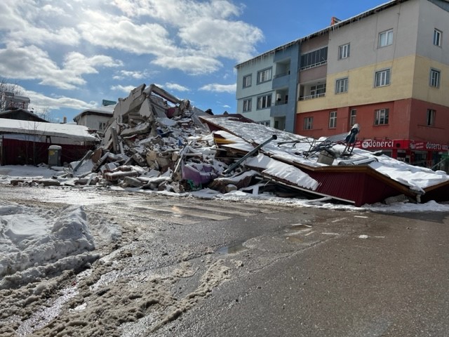 倒壊した建物の残骸の上に、雪が積もっていた＝２０２３年２月７日、トルコ南部カフラマン・マラシュ県