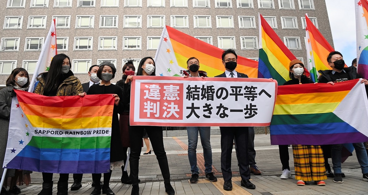 判決後、「違憲判決」と書かれた紙を掲げる弁護士＝2021年3月17日、札幌市中央区