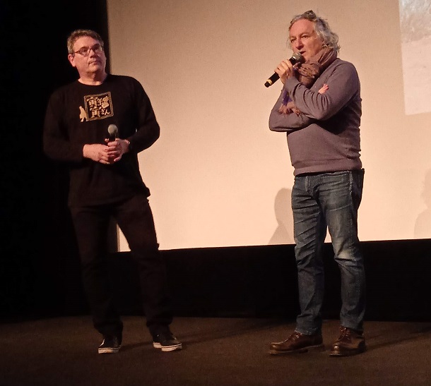 パリ日本文化会館の映画担当ファブリス・アルデュイニ氏(右)と、ジャーナリストのクロード・ルブラン氏(左)
