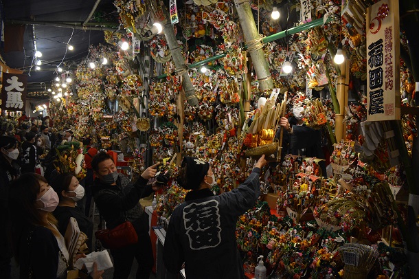熊手を求める人でにぎわう酉の市＝２０２２年１１月４日、東京都台東区の鷲神社、20221104