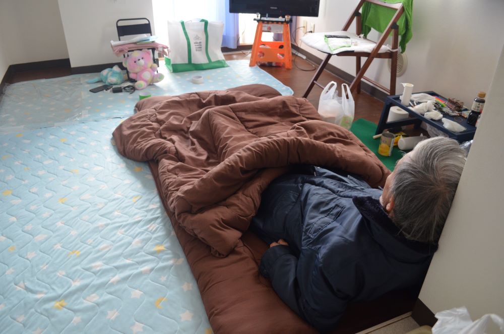 一般社団法人に紹介された賃貸マンションに入居した男性。出費を抑えるため、日中も布団をかけて寒さをしのいでいた＝２０２２年１１月２８日午前１１時３８分、東京都羽村市、室矢英樹撮影