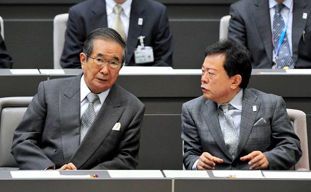  2012年10月31日、都議会に出席した石原慎太郎知事と猪瀬直樹副知事（肩書はいずれも当時）