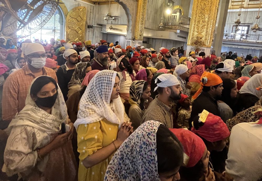 シーク教の寺院で祈りを捧げる人々＝２０２２年１１月１２日、インドの首都ニューデリー、石原孝撮影