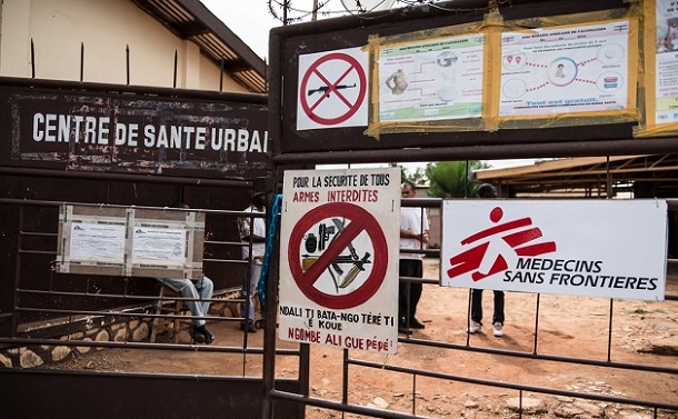 中央アフリカ共和国、イスラム地区にあるママドゥ・ムバイキ保健センター。門には武器持ち込み禁止のサイン©Yann Libessart/MSF
