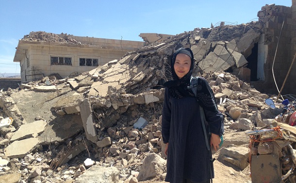イエメン北部。空爆で崩壊した医療機関の前に立つ筆者＝2015年©MSF
