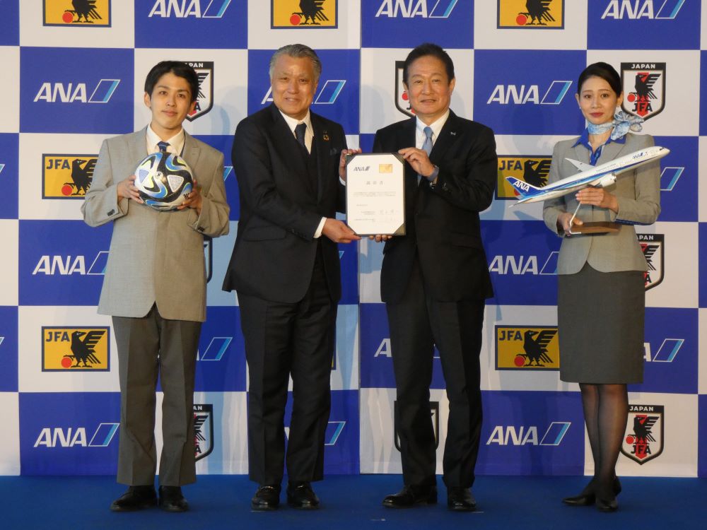 ２月２７日、ANA格納庫で行われた会見に出席した日本協会・田嶋会長（中央左）とANAの井上代表取締役（同右）