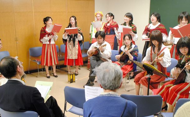 写真・図版 : 「カチューシャ」を合唱する「ロシア民謡歌声喫茶」の参加者たち＝2007年2月25日、豊島区内で