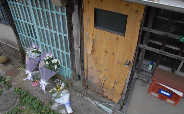 写真・図版 : 生活保護を打ち切られた男性は日記の最後に「おにぎり食べたい」と記し、この扉の向こうで亡くなった＝2007年7月19日、北九州市小倉北区