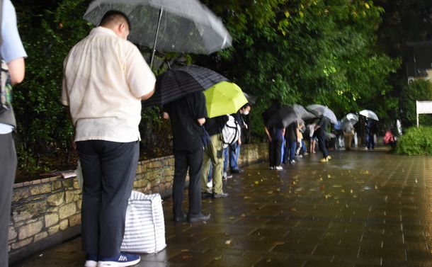 写真・図版 : 食料配布の列に並ぶ人たち＝2022年9月7日、東京都豊島区