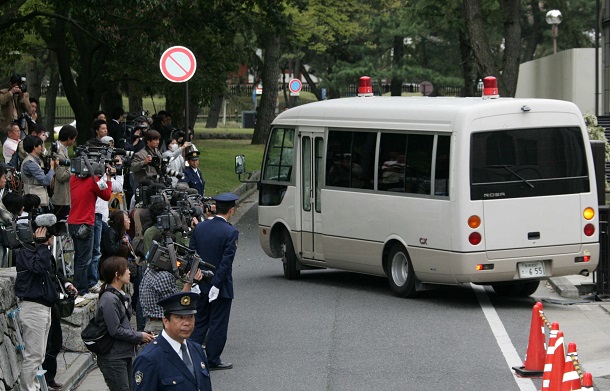 奈良小１女児誘拐殺害事件／初公判を終え、奈良地裁を出る小林薫被告を乗せた車＝2005年4月18日