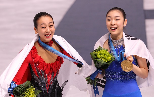 笑顔を見せる浅田真央(左)と金妍児(韓国)