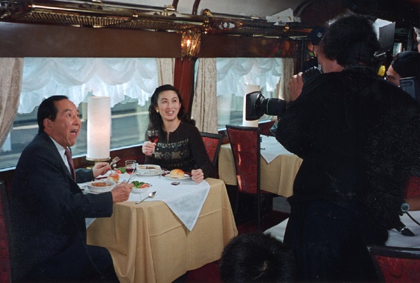 曜サスペンス劇場「弁護士・高林鮎子」(日本テレビ系)の撮影風景。狭い列車内の撮影はアングルにも制約がある。真野あずさ(右)と橋爪功(左)/