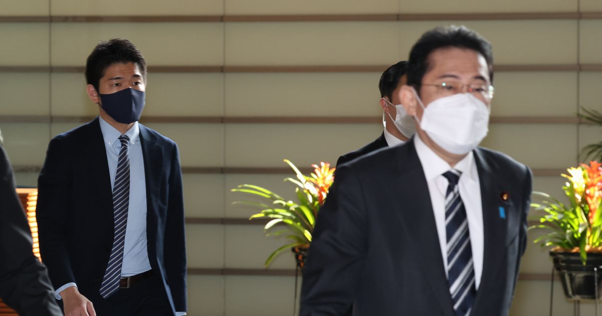 写真・図版 : 岸田文雄首相（右）の後ろに続いて首相官邸に入る長男の翔太郎氏（左）＝2023年3月9日、首相官邸