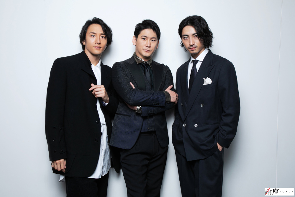 写真・図版 : 左から、大貫勇輔＆小野田龍之介＆木村達成〈ヘアメイク：エムドルフィン〉＝岩田えり 撮影