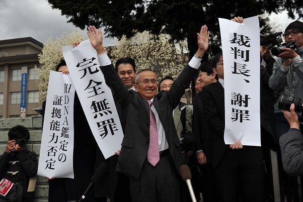 足利事件の再審で無罪判決を受けた菅家利和さん＝ 2010年3月26日、宇都宮地裁前 