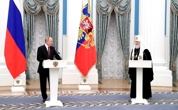 プーチン大統領(左)から勲章を授与されたロシア正教会のキリル総主教(右)=2021年11月、ロシア大統領府ホームページから
