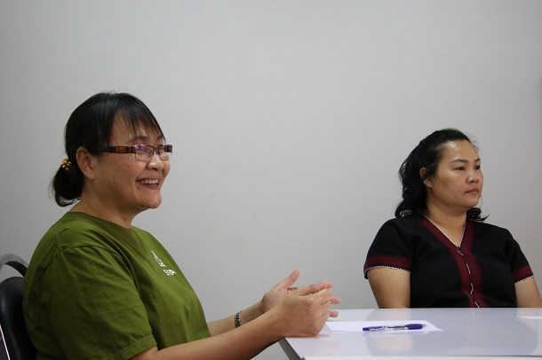 シャンティ国際ボランティア会の方々。左からセイラ―さん、ウェンさん＝3月9日、タイ、ターク県メーソート郡の同事務所内