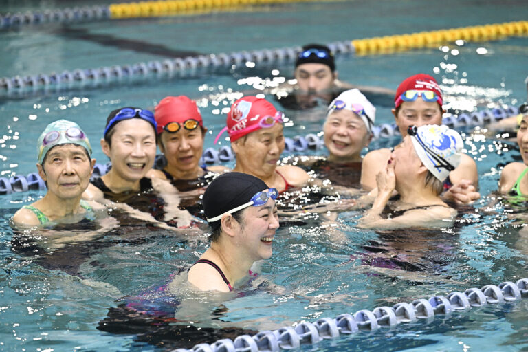 低塩素のプールで水泳教室の参加者と話を弾ませる千葉すずさん（手前）＝2023年3月、丸善インテック大阪プール。D＆Fプロジェクト社提供、©︎D&F project/Wataru Ninomiya