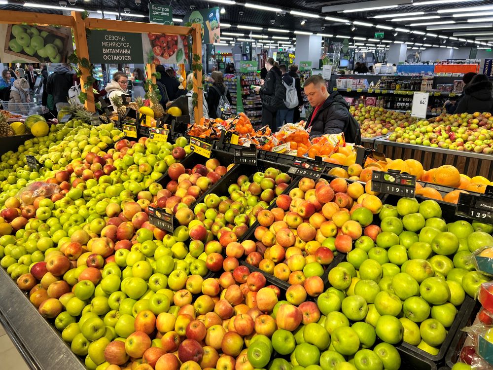 モノが豊富にあるモスクワのスーパー。リンゴやトマト、肉などが並び、買い物客でにぎわっている＝２０２３年２月１８日